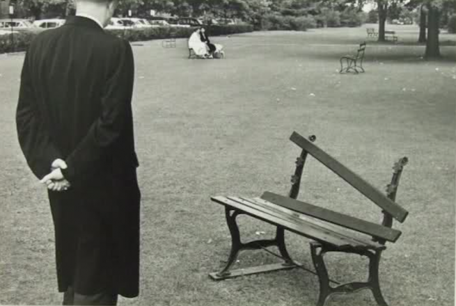 André Kertész, Panchina rotta, New York, 20 settembre, 1962.