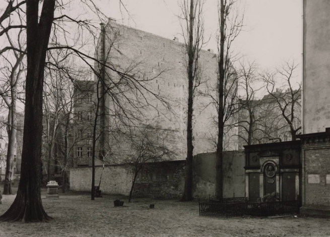 Thomas Struth Graves at the Sophienkirche, Grosse Hamburger Strasse, Berlin 1992