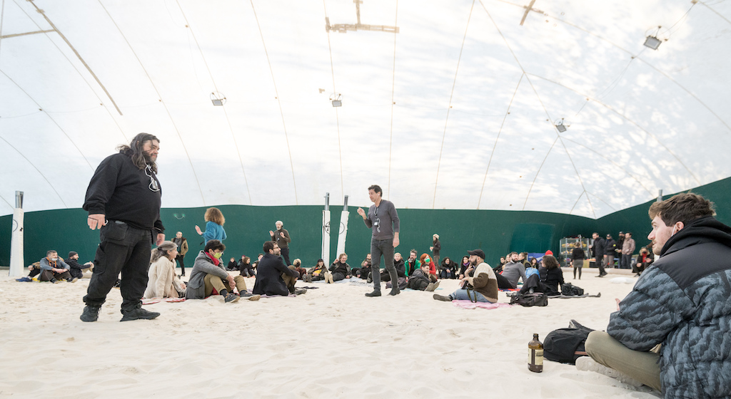 Peng on the Beach - happening e book launch di Peng X (12 dicembre 2021 - Bologna - Circolo Tennis Italia), ph. Luca Ghedini, courtesy Xing.