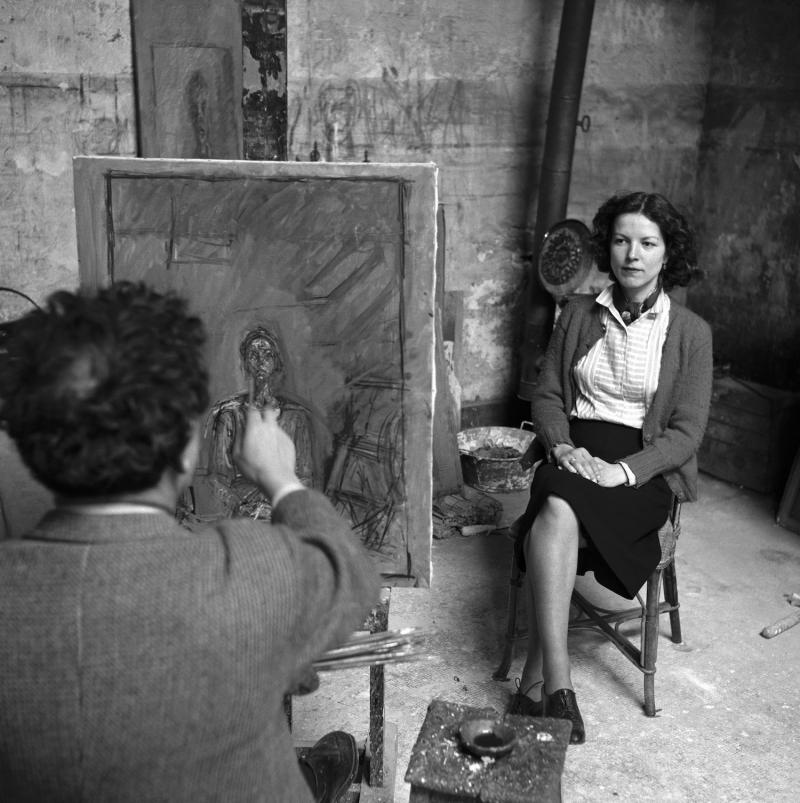 L'artista Alberto Giacometti disegna la moglie Annette. Parigi, Francia © Sabine Weiss.