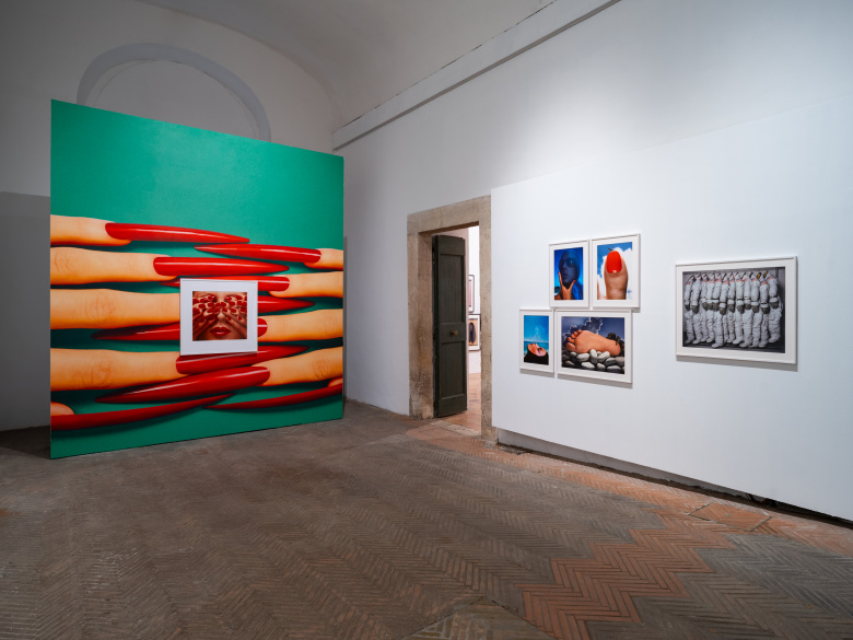 Exhibition view. Sulla parete di sinistra, Guy Bourdin Vogue Paris, Maggio 1970 © The Guy Bourdin Estate 2025. Sulla parete di destra, le foto di HIRO.