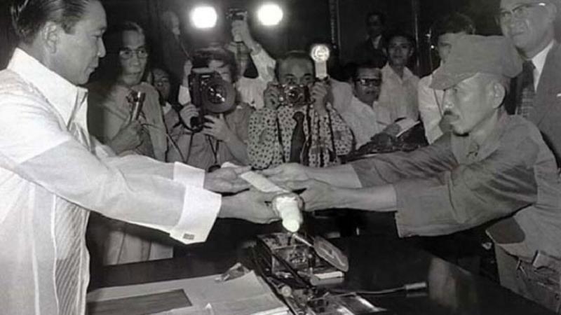 Una cerimonia di consegna della spada coll’allora presidente delle Filippine Marcos che con questo gesto tanto simbolico e spettacolare concedette la grazia a Onoda che aveva ucciso negli anni una trentina di persone sull’isola di Lubang.