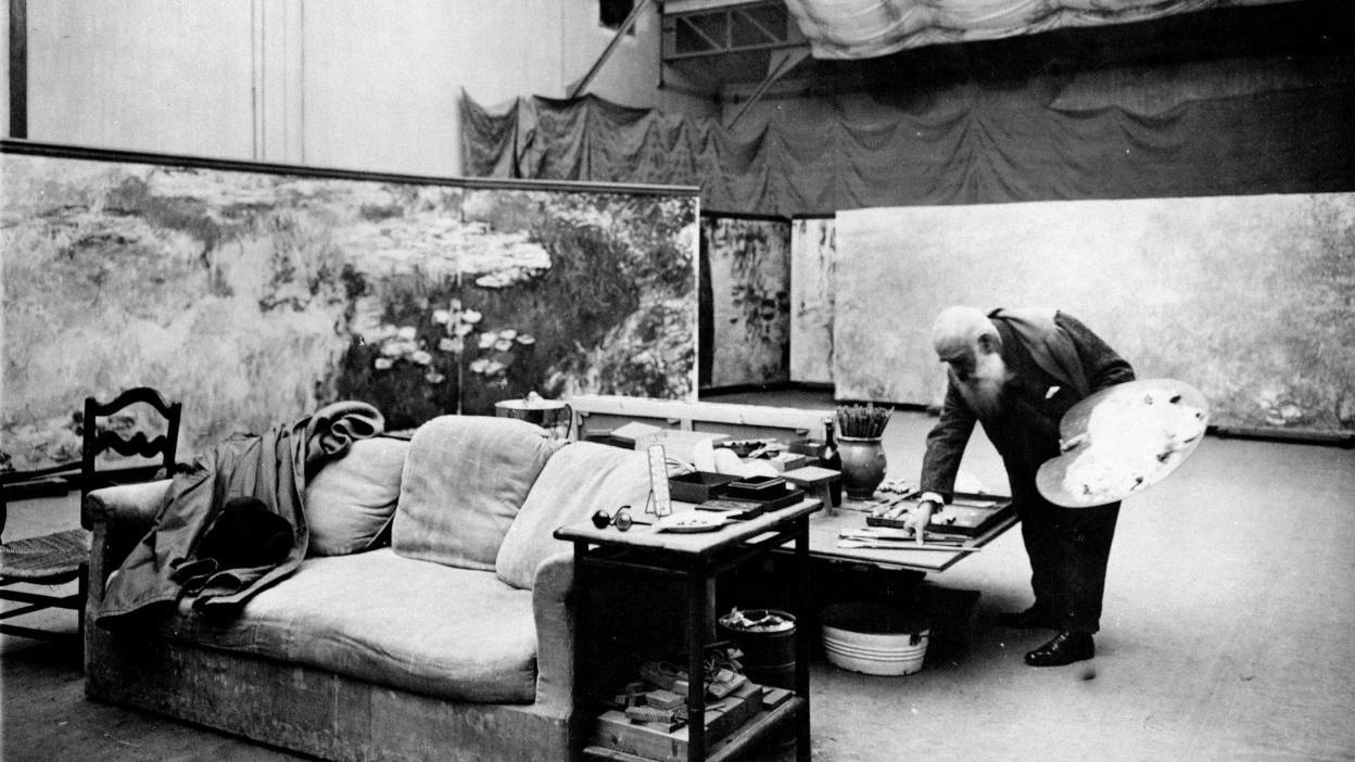 Claude Monet nel suo atelier a Giverny, verso il 1920