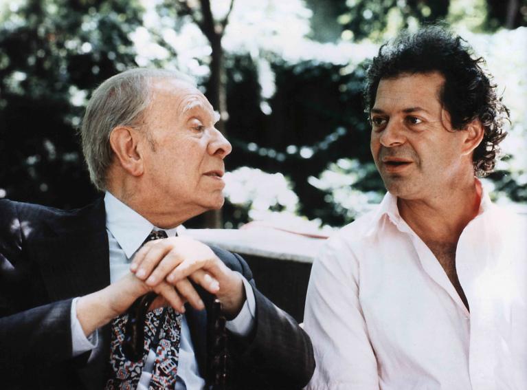 Jorge Luis Borges con Franco Maria Ricci, nella sua casa di Milano (foto di Massimo Listri).