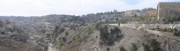 La Valle del Kedròn: tombe lussuose e umili, ebraiche e arabe. Fino all’orizzonte.