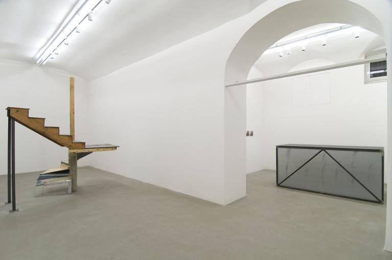 Scott Burton by Oscar Tuazon, veduta della mostra presso la Fondazione Giuliani, Roma, 2012. Oscar Tuazon/Elias Hansen, “Untitled (Kodiak Staircase)”, 2008, acciaio, schede di compensato, cemento, fibra di vetro resina, 215 x 121 x 97 cm. Collezione Giuliani, Roma. Foto di Giorgio Benni.