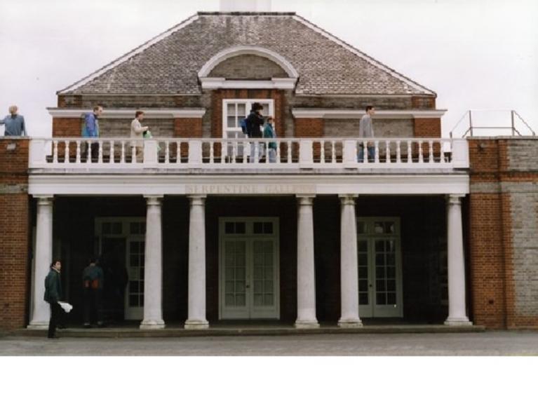 Cesare Pietroiusti, Serpentine Gallery Walking Tours, 1992, performance realizzata per la mostra Exhibit A, a cura di Henry Bond e Andrea Schlieker, Serpentine Gallery, Londra, 1992