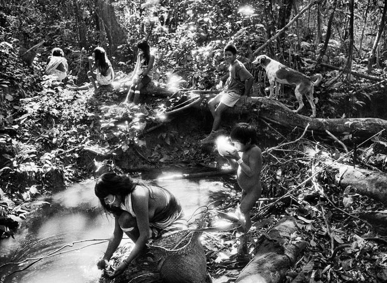 Indigeni Marubo. Stato di Amazonas, Brasile, 1998 - © Sebastião Salgado/Contrasto.