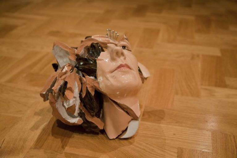 Fall, 2014. Ceramica smaltata, colla, acciaio