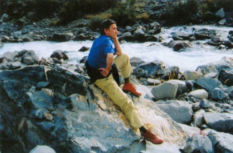 Alighiero Boetti a Rakaposhi, Pakistan. Foto di Caterina Boetti. Ultima immagine del libro.
