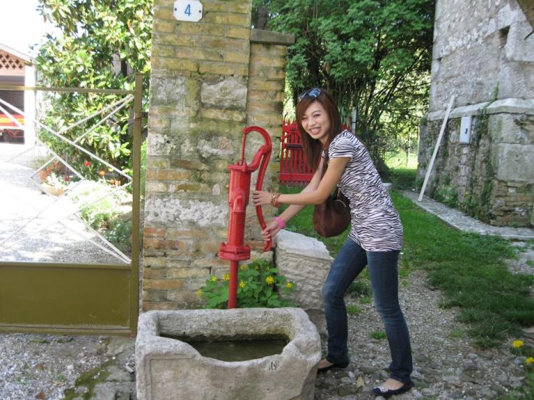 Cavenzano (UD). Attorno ai pozzi sorgevano le prime abitazioni, ecco la vecchia pompa d'acqua accanto alla chiesa. Dalla trasmissione Paese che vai, di tv Capodistria, a cura di Penelope Folin