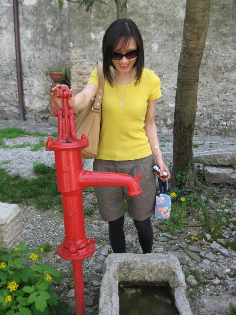 Cavenzano (UD). Lu dice che sua nonna ne aveva una in Cina ma non era così bella. Dalla trasmissione Paese che Vai, di tv Capodistria, a cura di Penelope Folin.