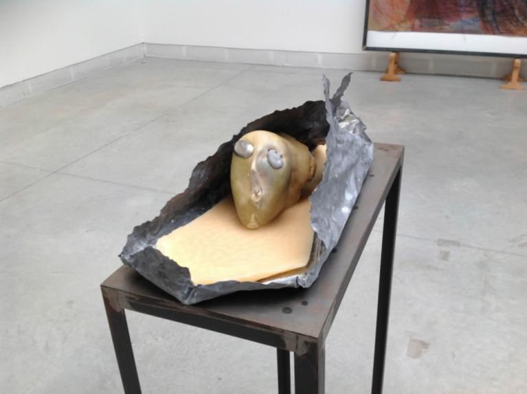 Marisa Merz, Testa, 1984–95 Argilla cruda, cera, stagno, piombo, metallo, base in ferro