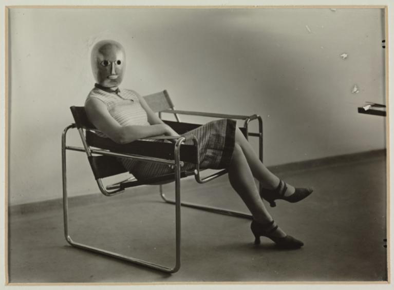 Erich Consemuller. Lis Beyer o Ise Gropius sulla sedia B3 club di Marcel Breuer con indosso una maschera di Oskar Schlemmer, 1927