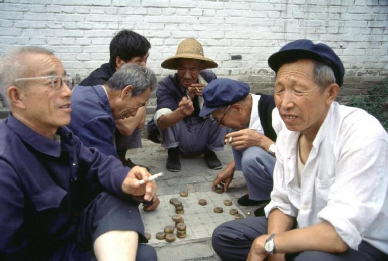 Cina 1990. Partita a scacchi su un marciapiede di Datong. Fotografia di Bruno Botta.