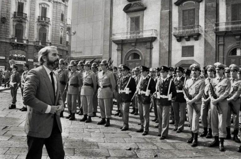 Letizia Battaglia, Giovanni Falcone al funerale di Carlo Alberto Dalla Chiesa, Prefetto di Palermo, Palermo 1982, in Letizia Battaglia, Passione, giustizia, libertà. Fotografie dalla Sicilia.
