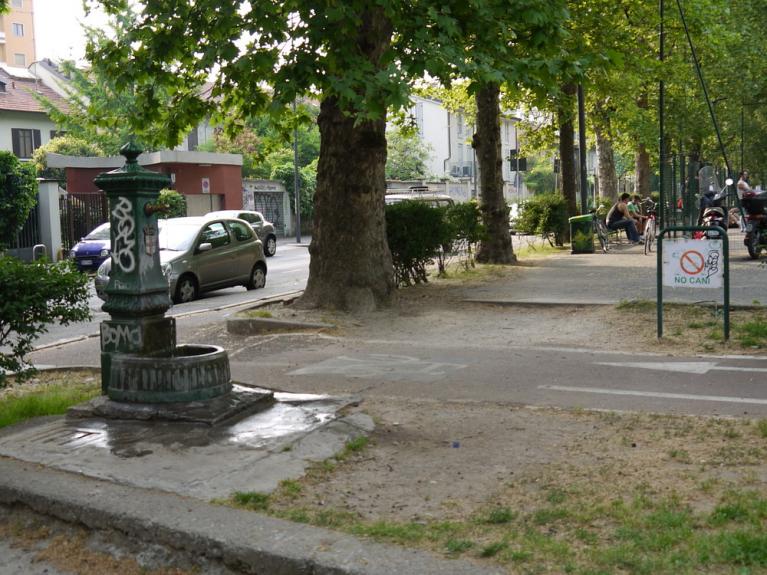 Vedovella di via Dezza, angolo via Lipari. Milano.