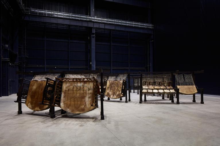 Chen Zhen Jue Chang, Dancing Body – Drumming Mind (The Last Song), 2000 Veduta dell’installazione, Pirelli HangarBicocca, Milano, 2020 PINAULT COLLECTION © Chen Zhen by ADAGP, Parigi Courtesy Pirelli HangarBicocca, Milano. Foto: Agostino Osio.