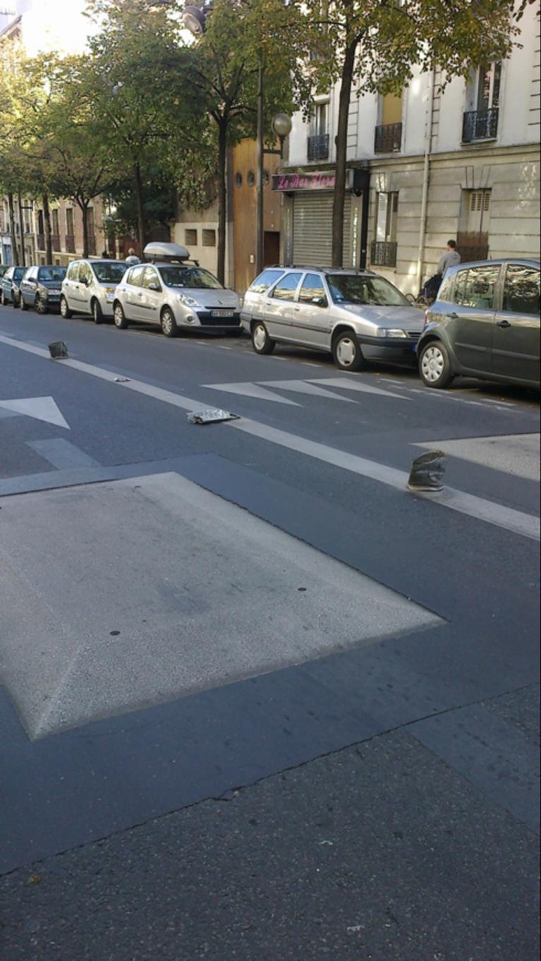 Avenue Reille. The foretold death of the plastic dividers. Image credit: Roberto Casati