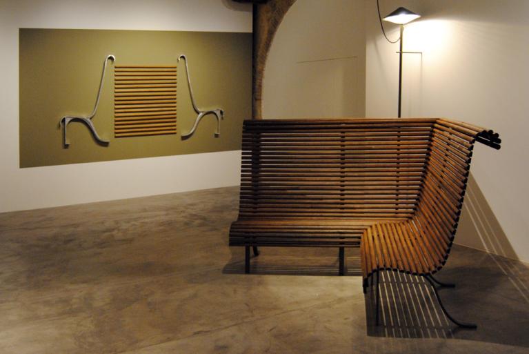 La panca Elephant, in alluminio pressofuso e teak naturale asiatico, progettata per il CAPC.