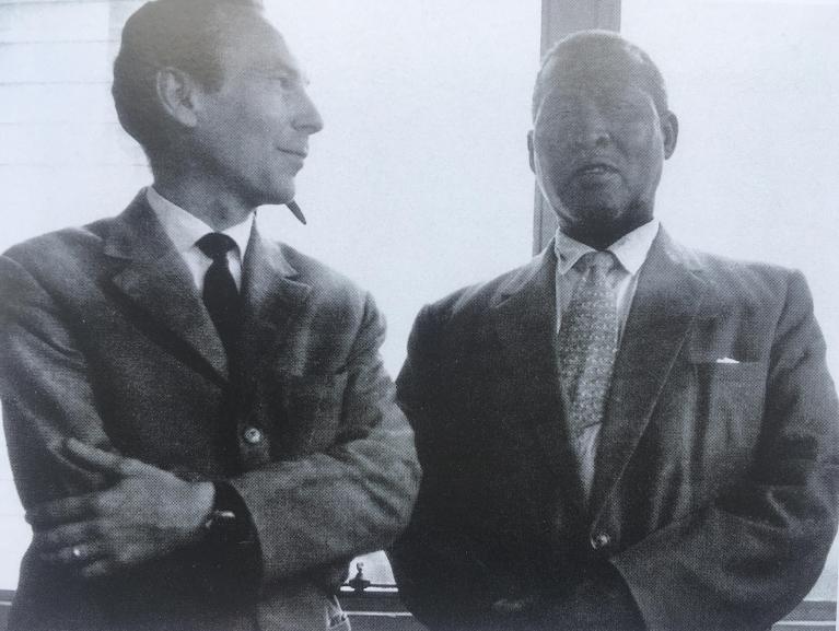 Sudafrica, 1962. Angelo Del Boca a colloquio con il premio Nobel Albert Luthuli. In seguito a questo incontro fu espulso dal paese.