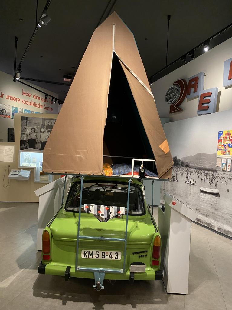 Una Trabant sormontata da tenda da campeggio.