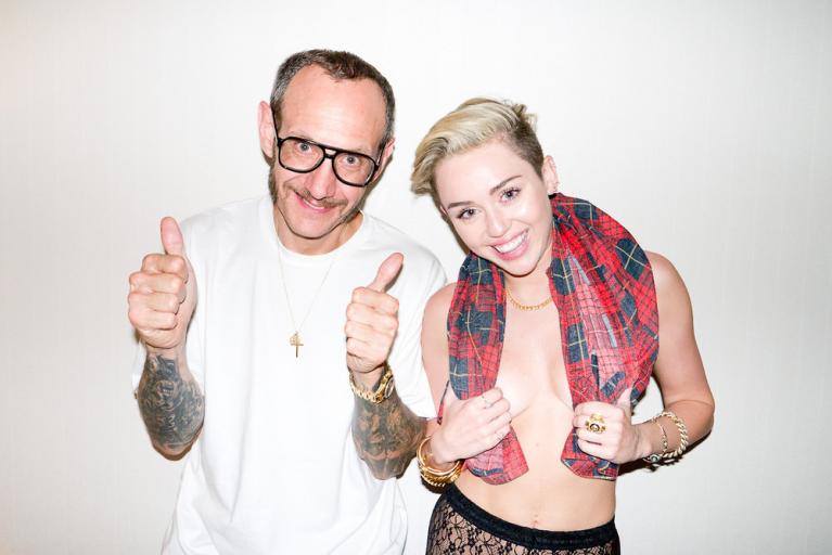 Miley Cyrus e Terry Richardson. Ph. Terry Richardson