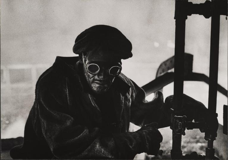 W.Eugene Smith, USA, 1918-1978 Forgiatore / Steelworker, 1955-1957 Stampa ai sali d’argento / gelatin silver print 23.49 x 33.34 cm Carnegie Museum of Art, Pittsburgh Gift of Vira I. Heinz Fund of the Pittsburgh Foundation © W. Eugene Smith / Magnum Photos.