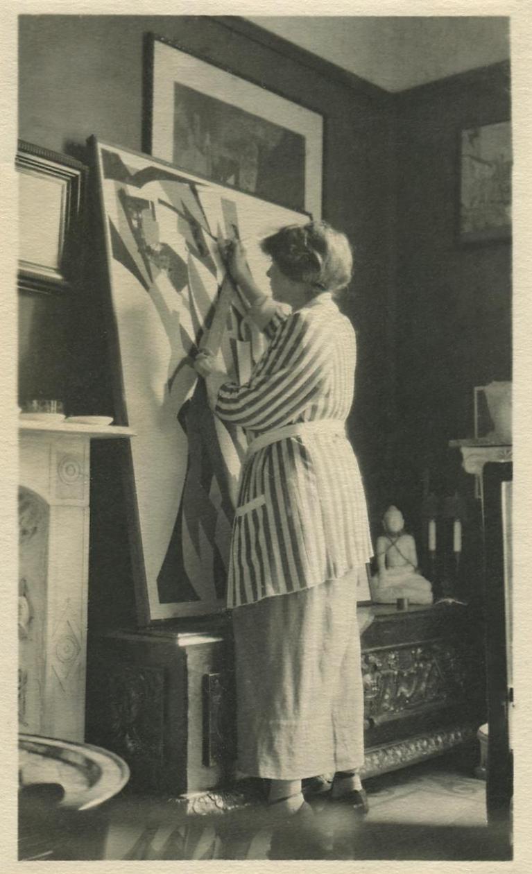 Rosa Rosà dipinge il quadro Bandiere, 1919, Fondazione Echaurren Salaris.
