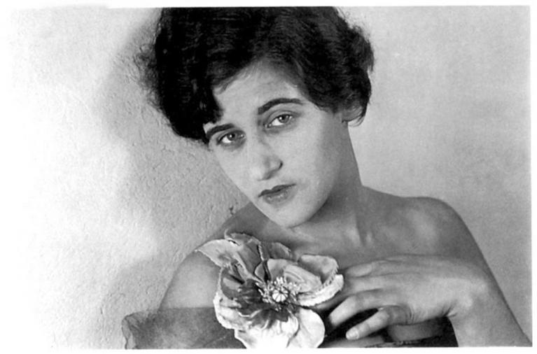 Grete Stern, Autorretrato con flor, 1937, Gelatin silver print, printed 1958, (28x23 cm), Estate of Horacio Coppola, Buenos Aires