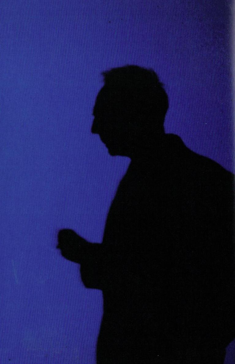 Derek Jarman davanti allo schermo di Blue, Londra, 1992.