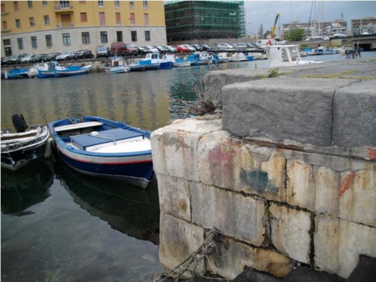 Fontanella dismessa Ripa della Posta. Il sottile tubo arrugginito appena visibile di tra i mattoni è ciò che resta di una fontanella che a sentire i racconti dei vecchi pescatori ha rinfrancato parecchie generazioni di siracusani prima di essere mutilata.