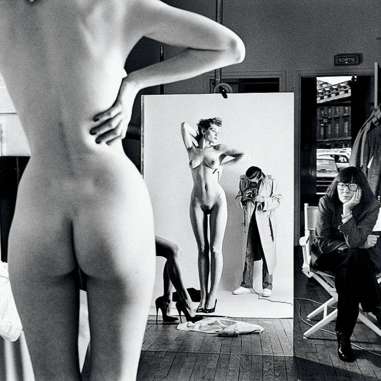 Helmut Newton, Autoritratto con la moglie e le modelle Vogue Studio, Paris 1981 © Helmut Newton Estate