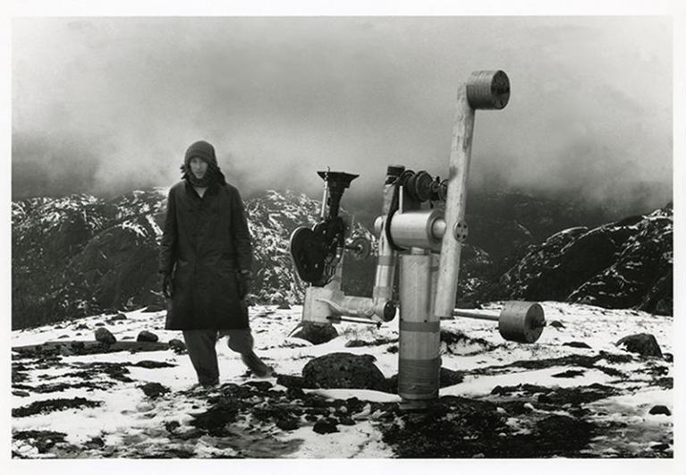 Michael Snow con la macchina progettata da Pierre Abeloos.