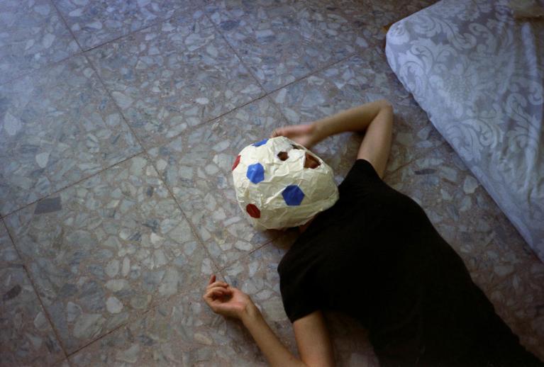 Giulia Piscitelli, Io pallone, 1996. Courtesy Galleria Fonti, Napoli