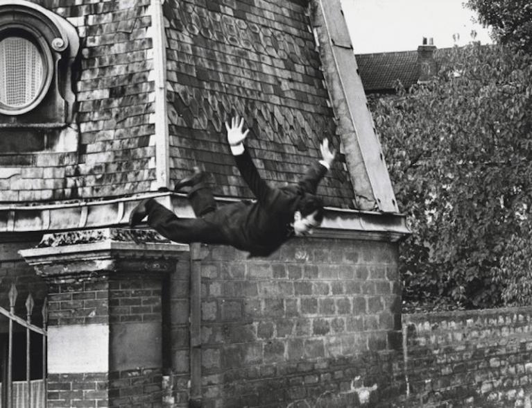 Yves Klein salta nel vuoto