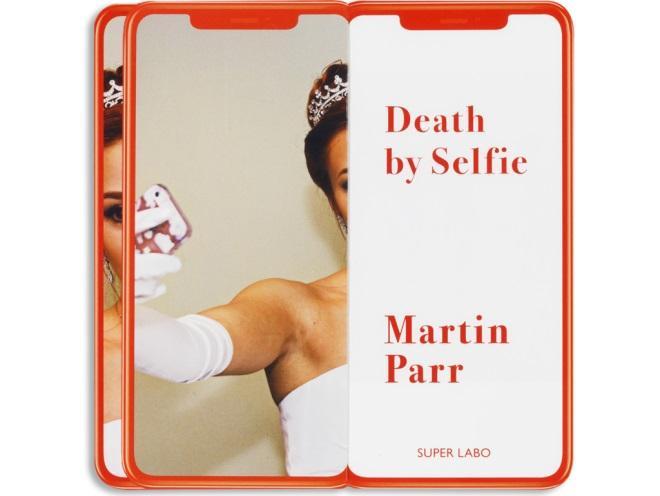 Martin Parr, Death by selfie super labo, 2019.