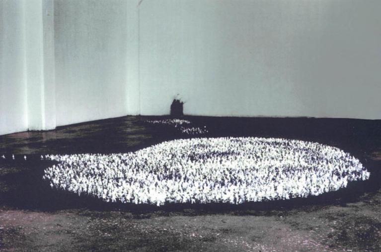 Nessun rimorso F. Lauretta Novecento, 10.000 soldatini gravidi in das e cera, pigmento, 1995