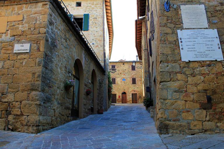 Per le vie del borgo, ph. Teatro Povero di Monticchiello