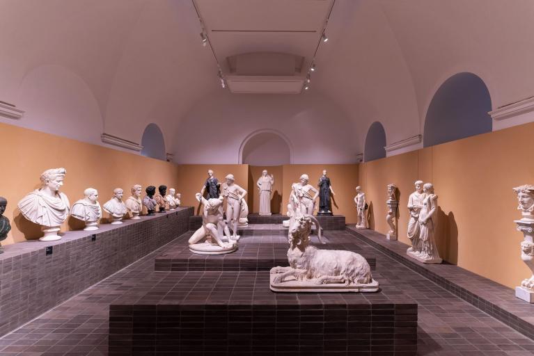 Allestimento - sezione IV. La collezione di antichità di Vincenzo Giustiniani (secolo XVII) (sala 7). Veduta d’insieme, ©Fondazione Torlonia/Electa/Bulgari PH Oliver Astrologo
