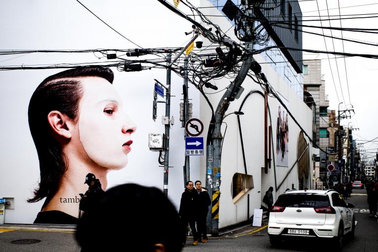 Filippo Bertolini, Pubblicità: Maschera per una pelle più bianca e luminosa, quartiere di Gangnam, Seoul, 29 dicembre 2019.