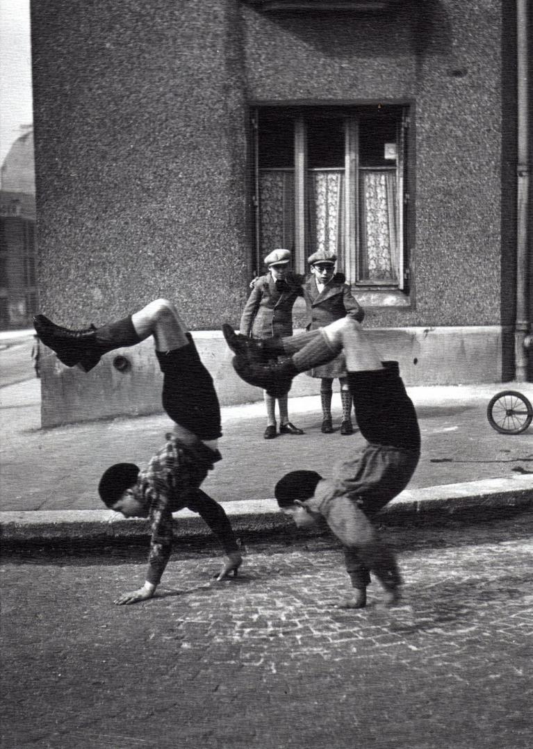 Robert Doisneau, Les frères, rue du Docteur Lecène, Parigi 1934