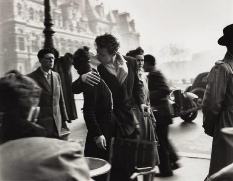 Le Baiser de l'Hotel de Ville di Robert Doisneau