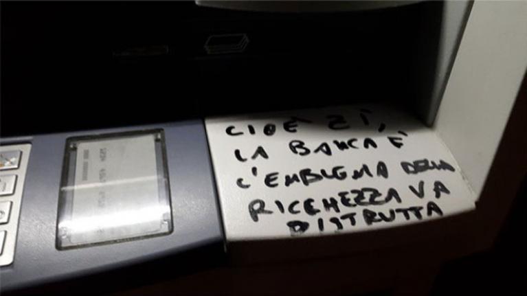 Il meme linguistico del “ragazzo NoExpo” su un bancomat nel centro di Pisa (giugno 2015)