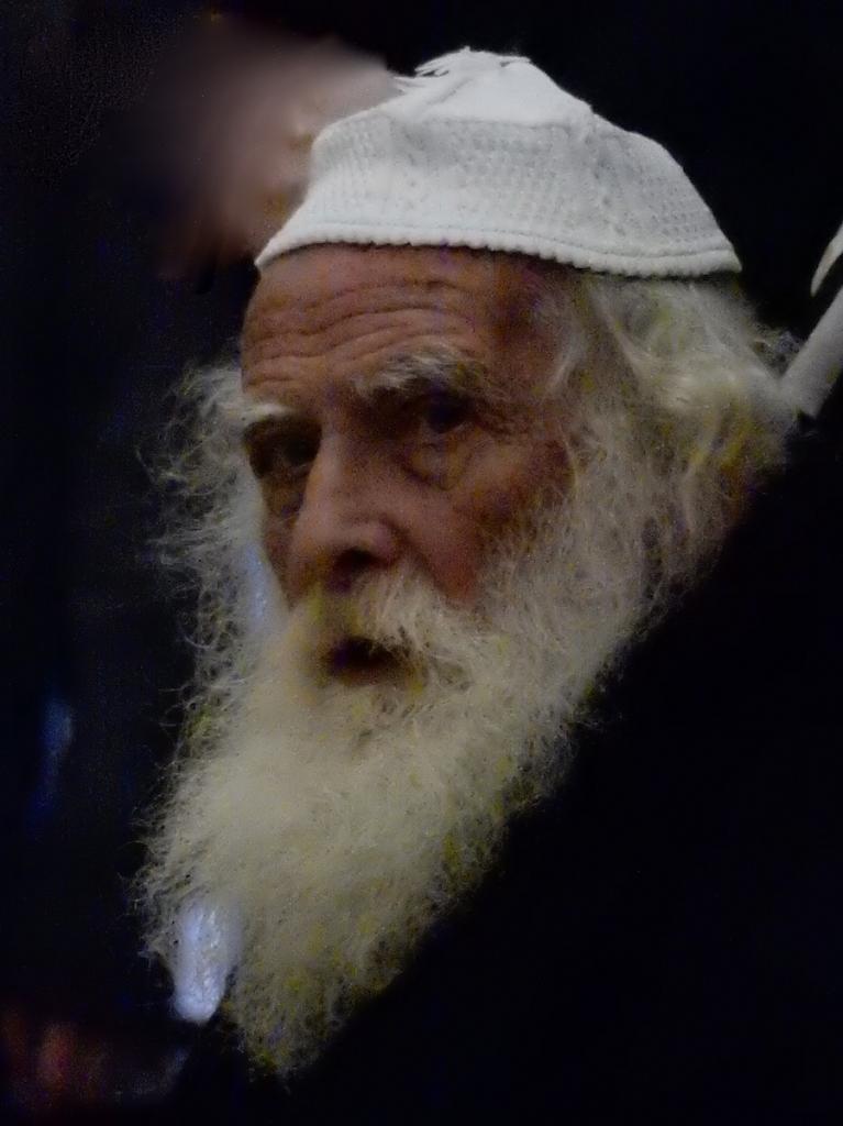 Un mendicante nella Città Vecchia di Gerusalemme, presso il Muro Occidentale, foto di Gianfranco Di Segni.