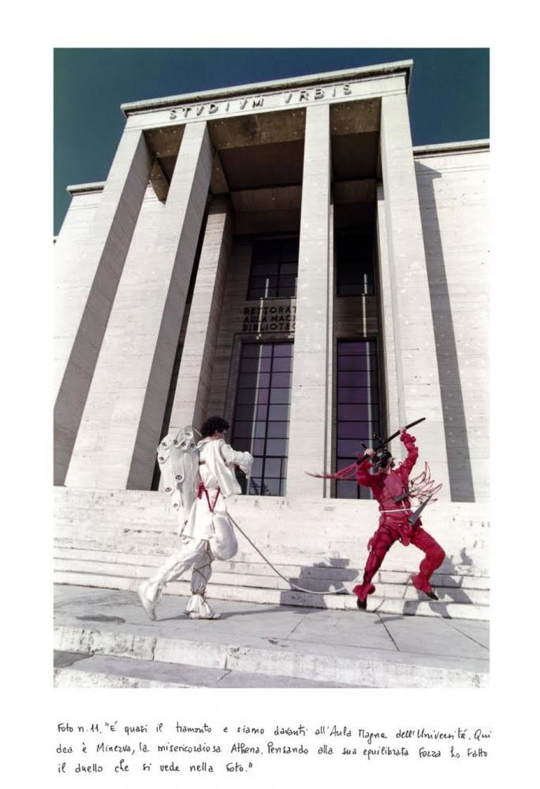 Il Diavolo e il suo Angelo a Roma: davanti all’Università La Sapienza, 1983. ph. Maurizio Conca