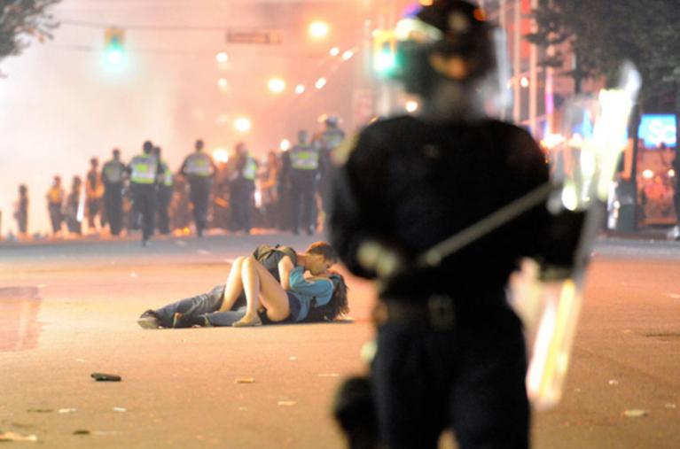 Vancouver riot kiss di Richard Lam