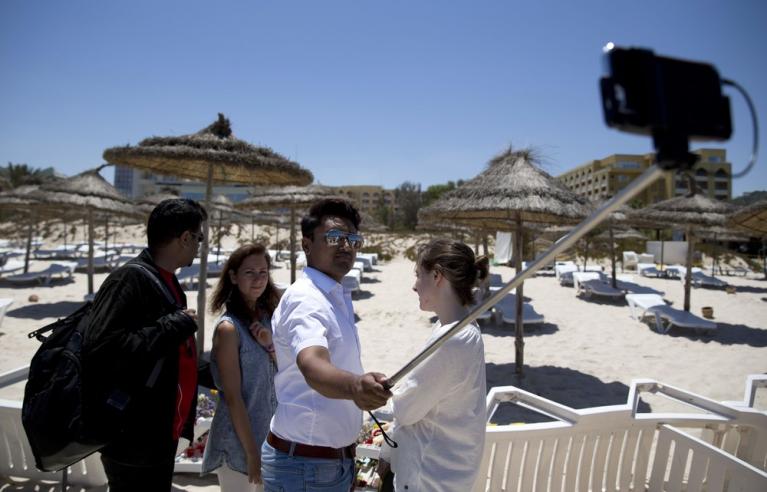 Scatto con selfie stick sul luogo della strage di Sousse. Fonte: corriere.it