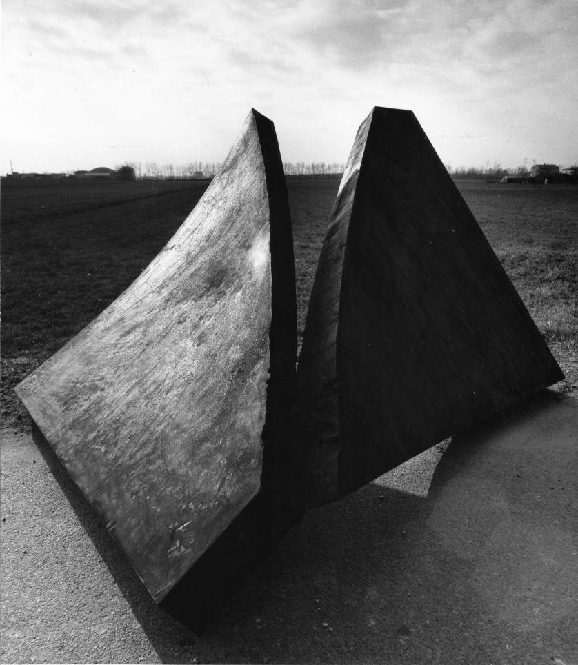 Ferro spezzato piano, 1974, acciaio forgiato, cm 130 x 240 x 210.