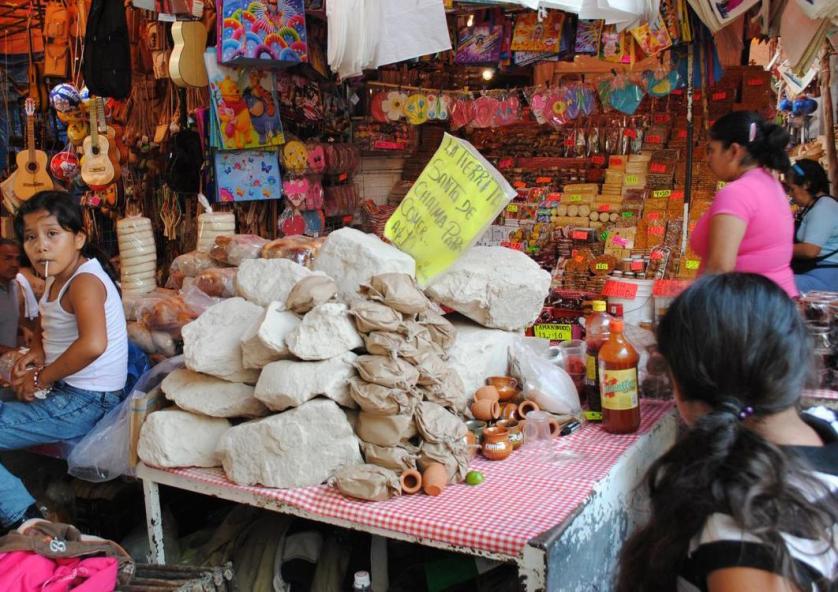 Terra commestibile venduta al mercato di Chalma, Estado de Mexico.